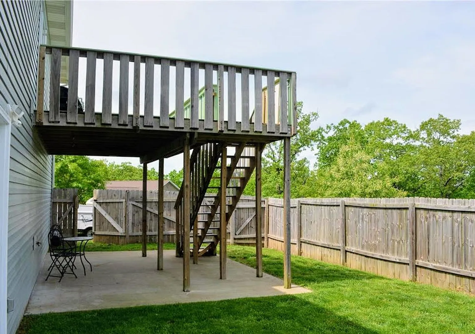 Home with a fence! — Photo 2