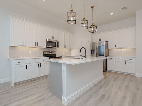 5th image of 520 Mustang Ln
