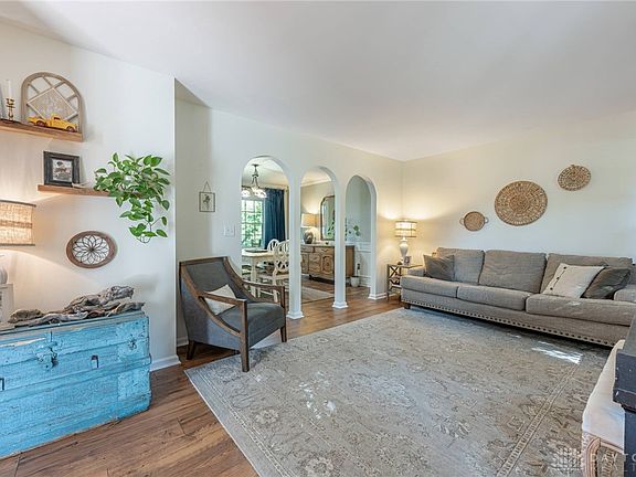 3rd image of 4343 Burnham Woods Dr