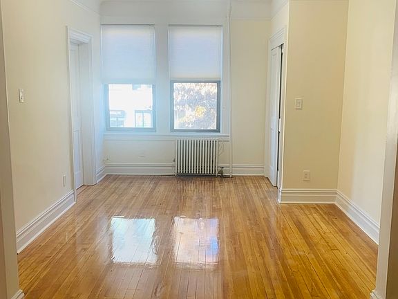 2nd image of 2815 Steinway St #3