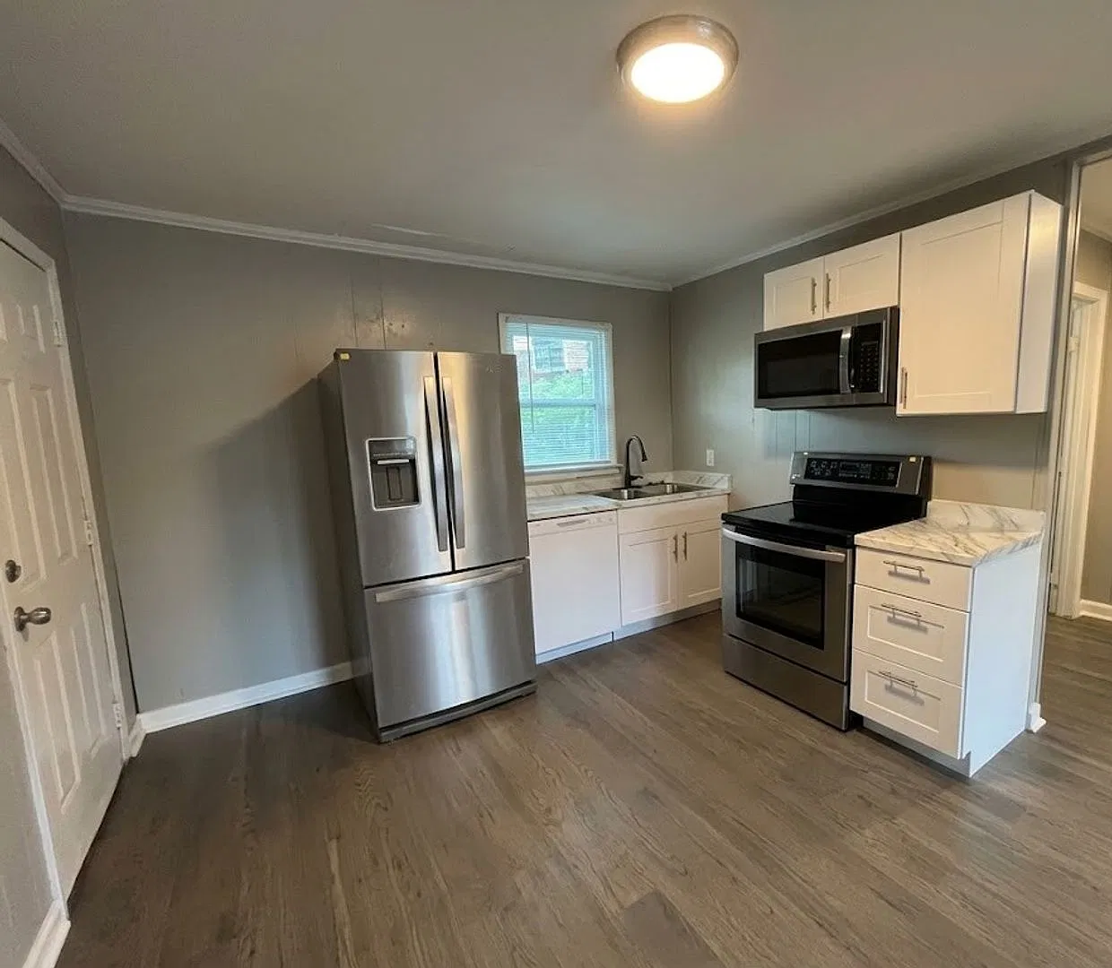 Spacious 2/1 House! Available For Immediate Move In. — Photo 2