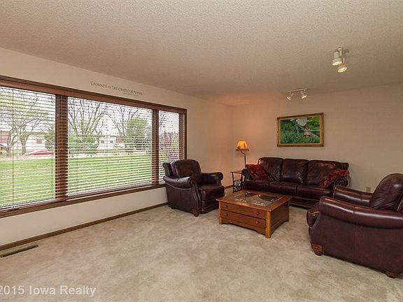3rd image of 5926 N Winwood Dr