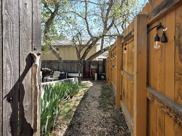Donovan Dr — Photo 8