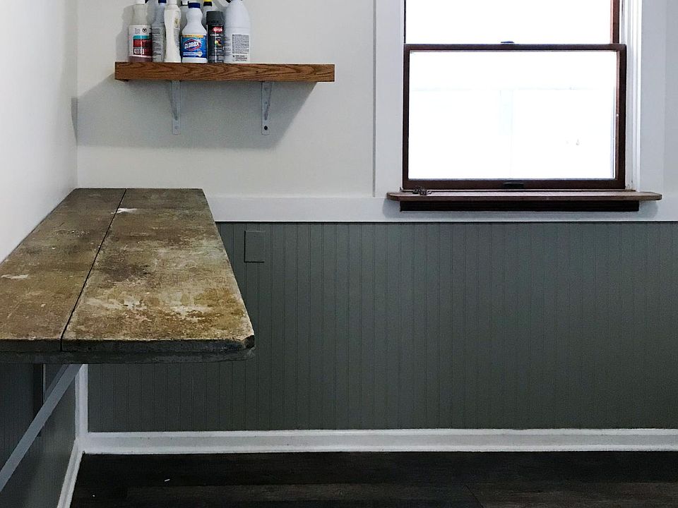 Eat-up bar in the kitchen.