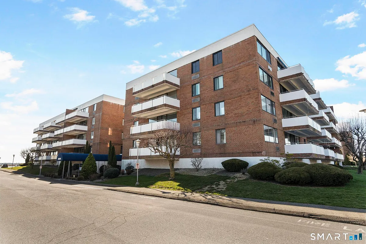 Building Photo - 1460 Elm St #124