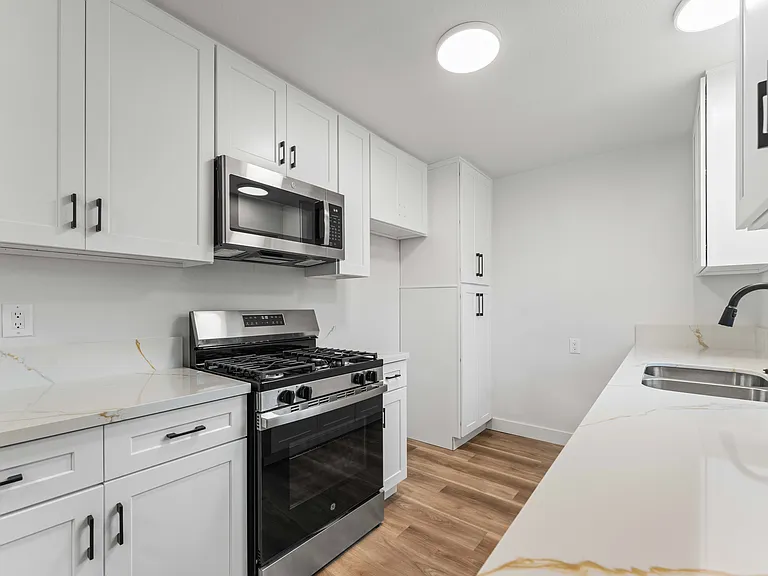 1221 W Jackman St — Photo 8