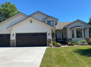 5526 Vinewood Ln N, Plymouth, MN 55442