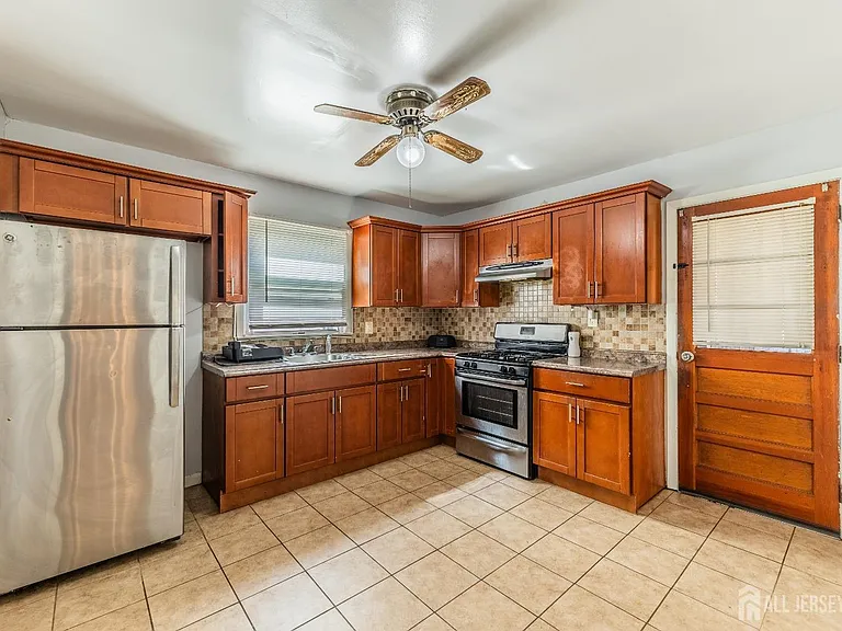 111 Emerson St #1 — Photo 4