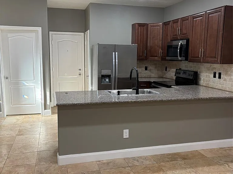 307 Covecrest Dr #B — Photo 2