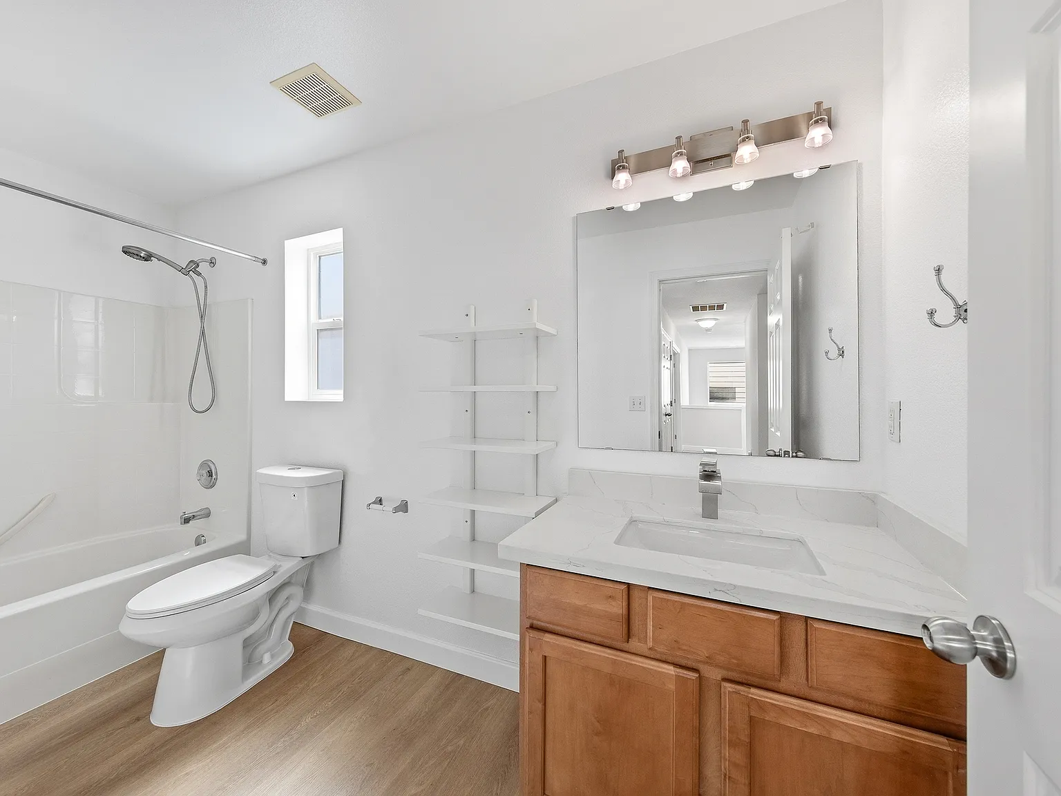 3 bed, 2.5 bath, 2523 sqft, $3,650 — Photo 3