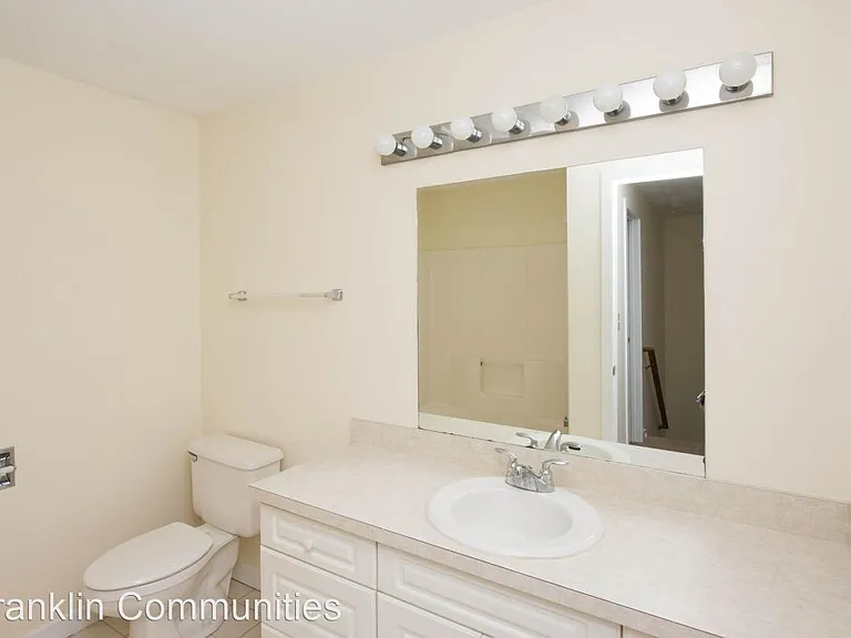Rosewood Condominiums — Photo 15