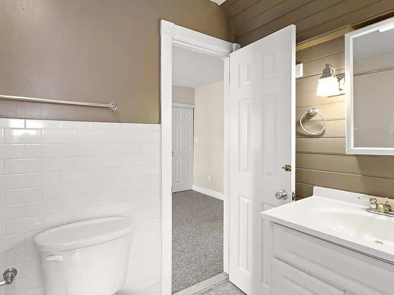 19 Western Ave — Photo 10