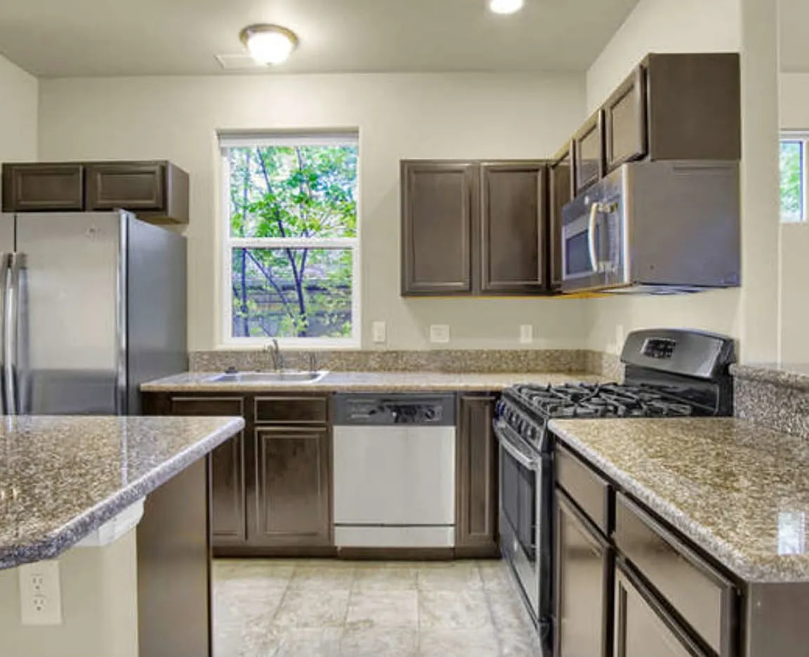 3 bed, 2.5 bath, 1468 sqft, $2,100 — Photo 4