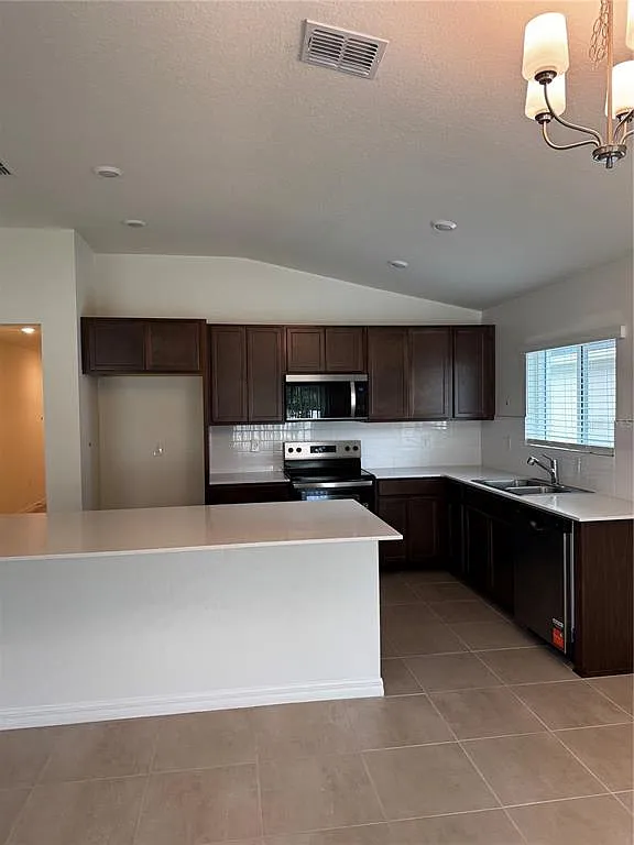 3 bed, 2.0 bath, 1541 sqft, $2,395 — Photo 2