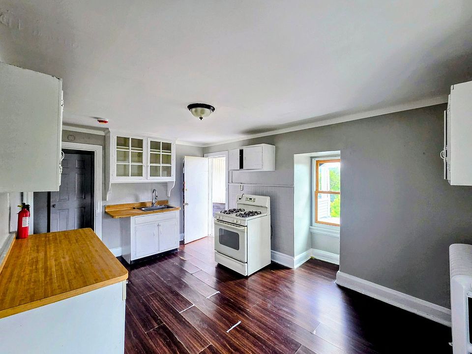 1st image of 1048 W Walnut St APT 3