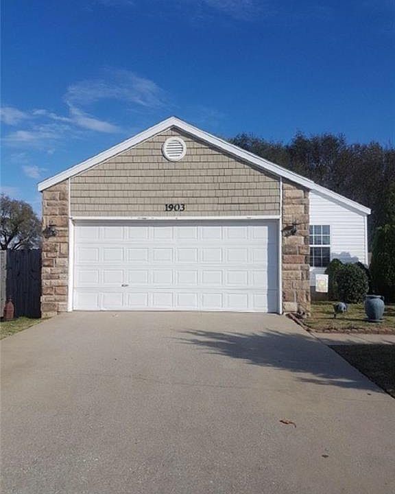 1st image of 1913 S Pinewoods Dr