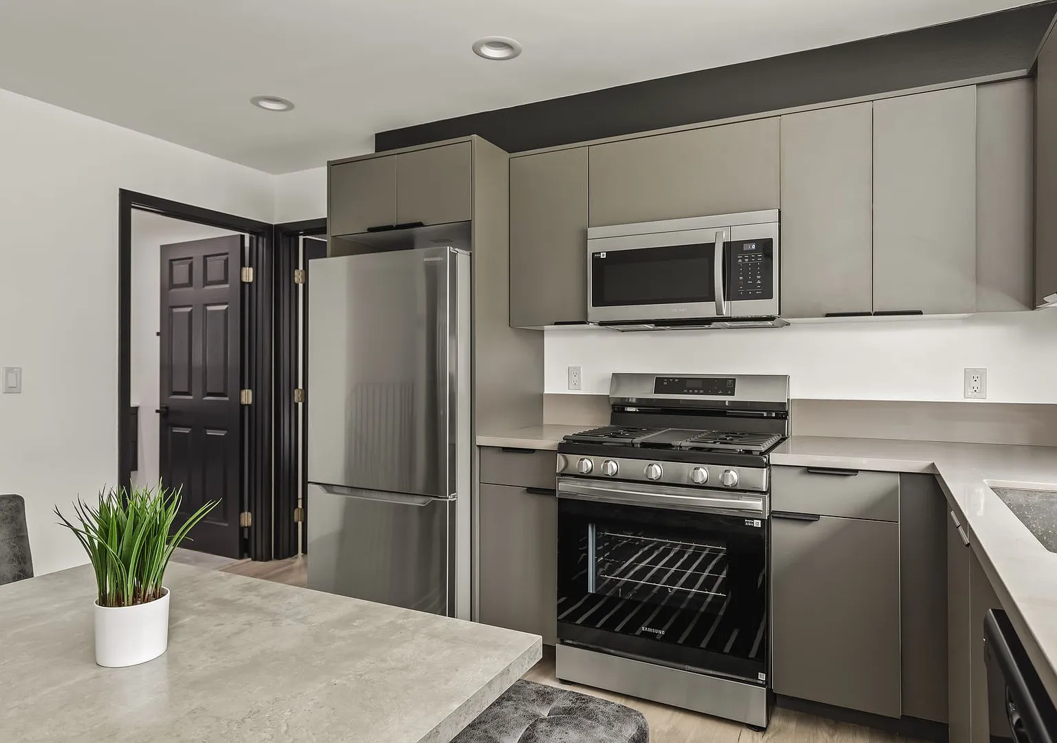 A 5 bedroom, 4 bathroom Fully Furnished Apartment at 1517 1/2 Selby Ave. — Photo 4