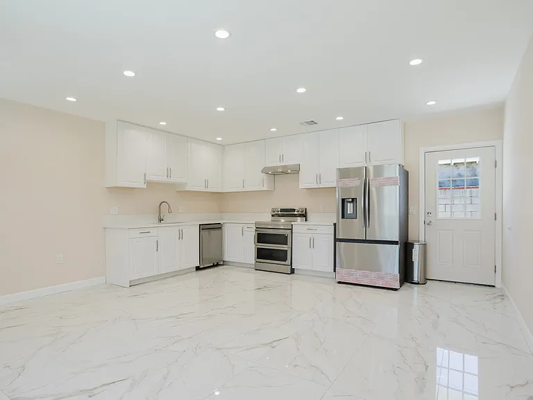 6550 Beeman Ave — Photo 7