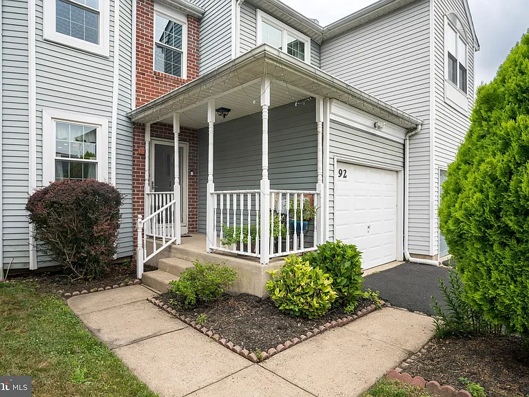 92 Kirkwood Dr — Photo 2