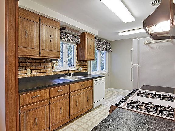3rd image of 20 Shirley Dr