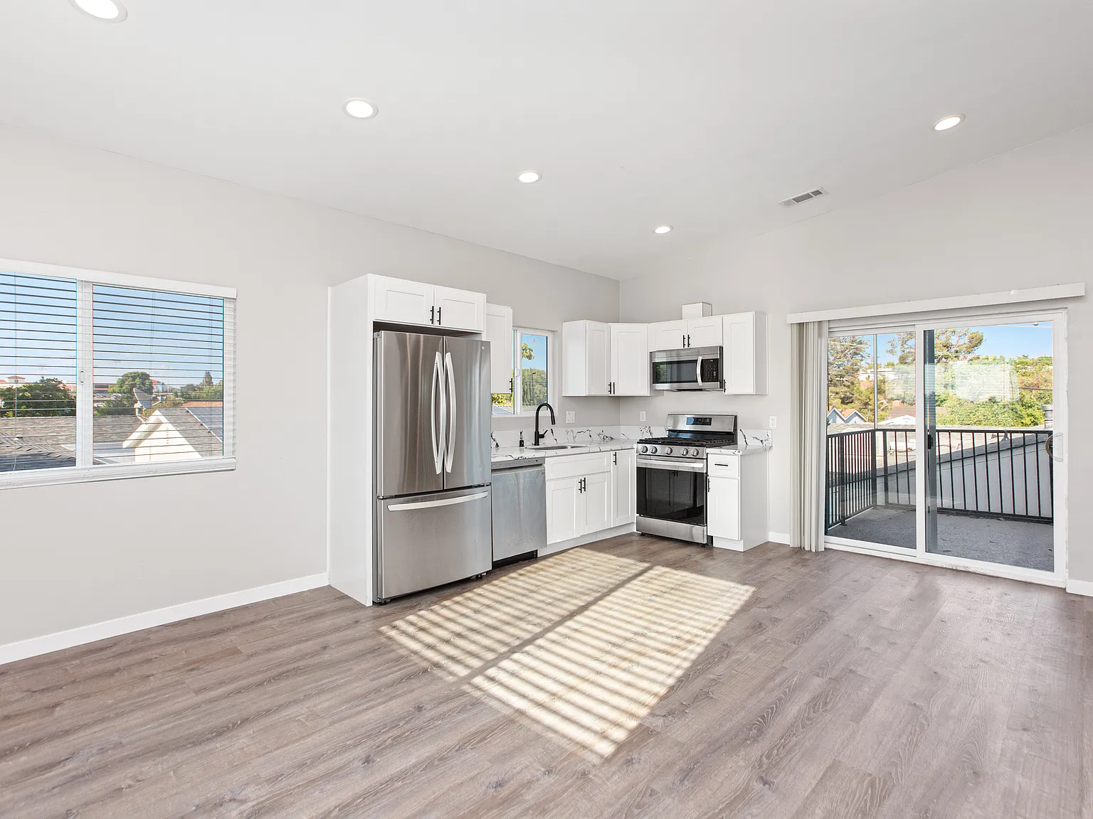4 bed, 1200 sqft, $5,600 — Photo 2