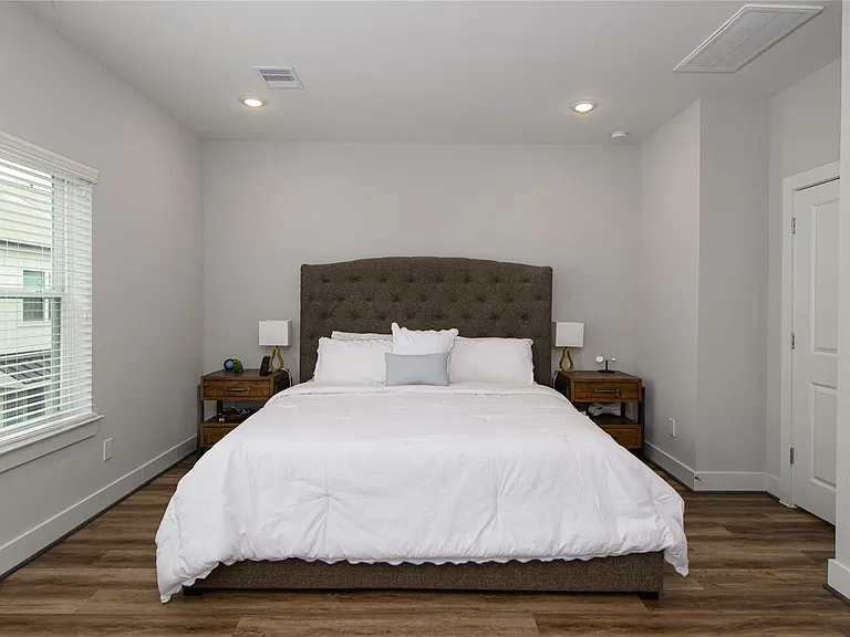 1274 N Post Oak Rd #B — Photo 15