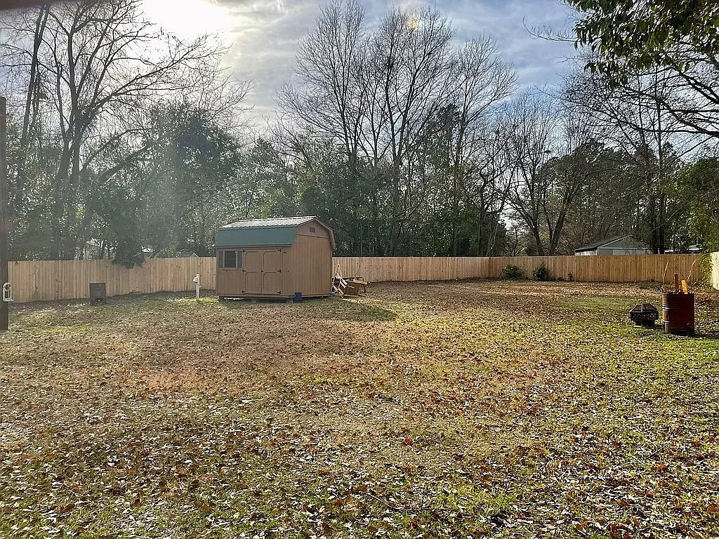 3 bed, 1.0 bath, 1115 sqft, $1,400 — Photo 3