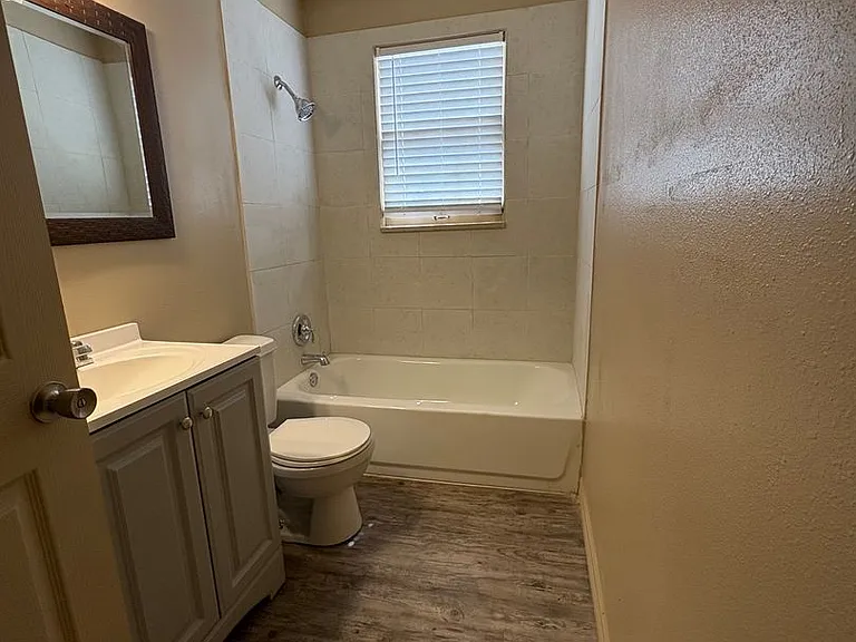 1749 Caroline St — Photo 11