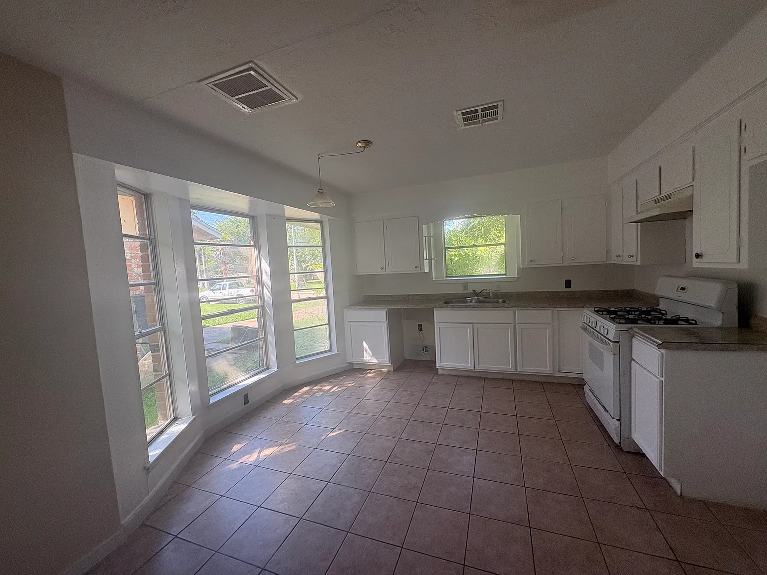 3 bed, 1132 sqft, $1,750 — Photo 4