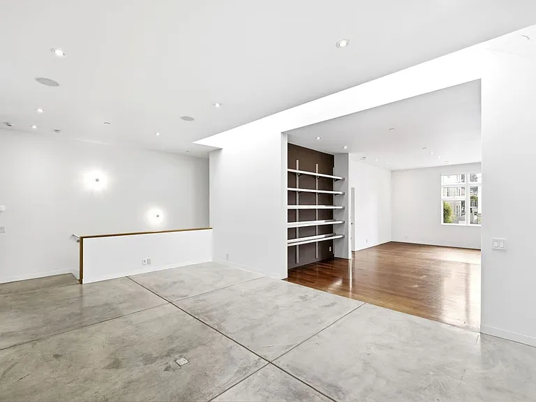 1076 S Van Ness Ave — Photo 18