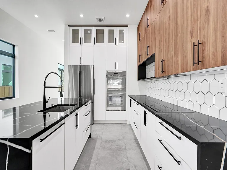 604 SW 7th Ave — Photo 7