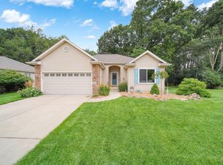906 Essex Park Dr, Jackson, MI 49203
