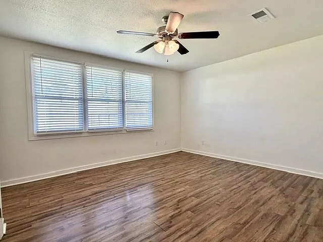 1010 W Charles St — Photo 8