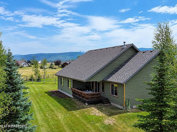 2nd image of 1118 River Cir