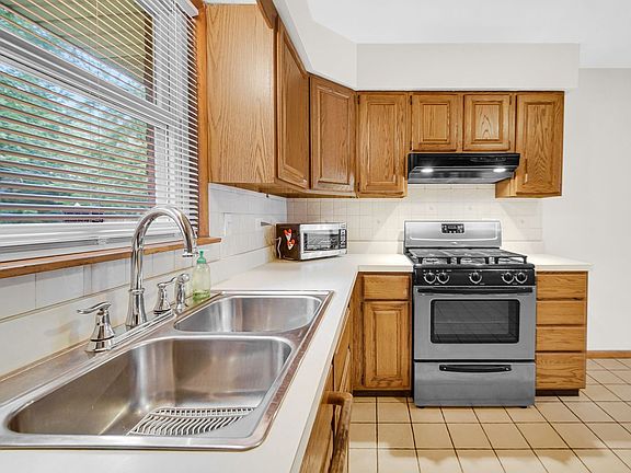 5th image of 16620 Thornton Ave