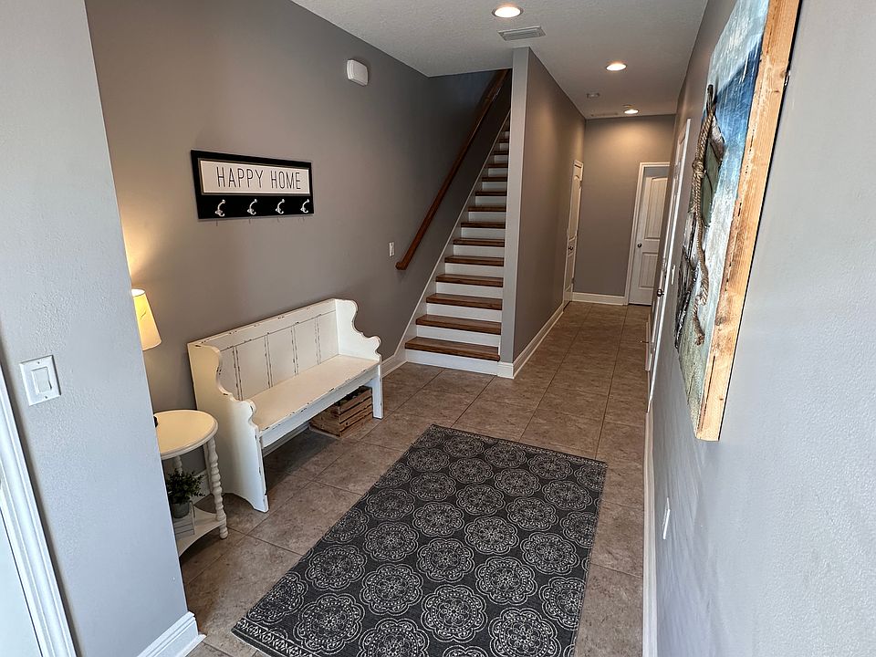 Wide entry way with closet space
