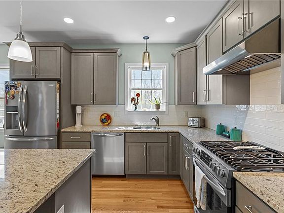 5th image of 54 Carpenter St