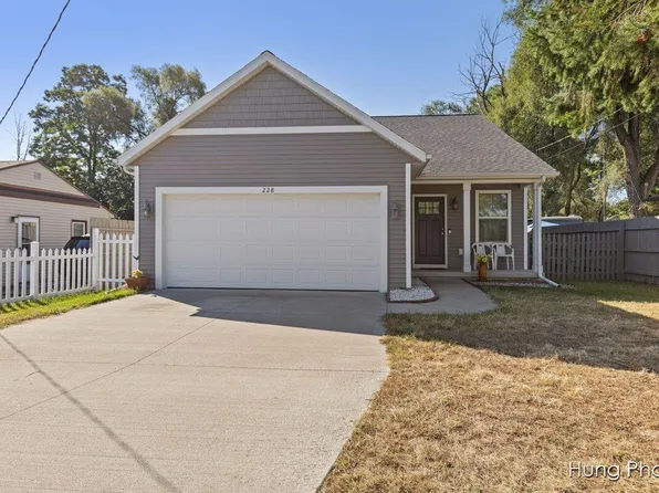 228 40th St SW, Wyoming, MI 49548