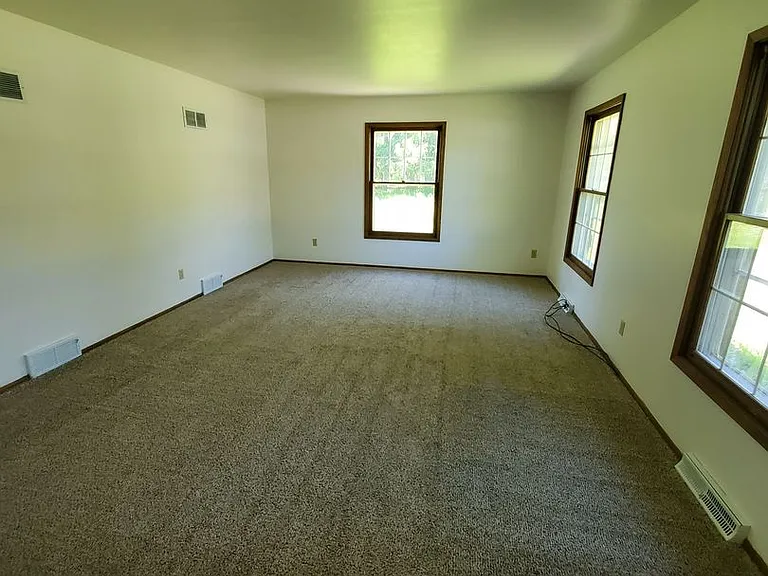 N55W21387 Logan Dr — Photo 5