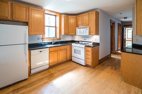 4th image of 817 N Leavitt St #1