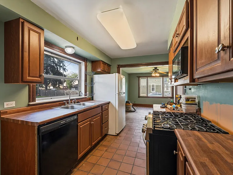1011 Jackson St — Photo 3