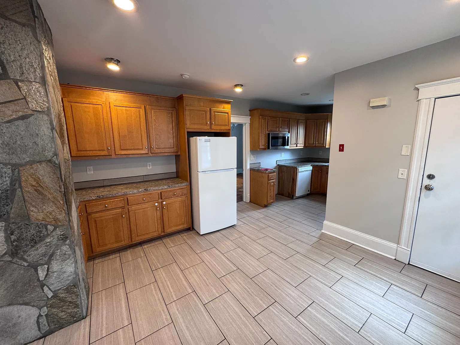 3 bed, 1160 sqft, $1,900 — Photo 2