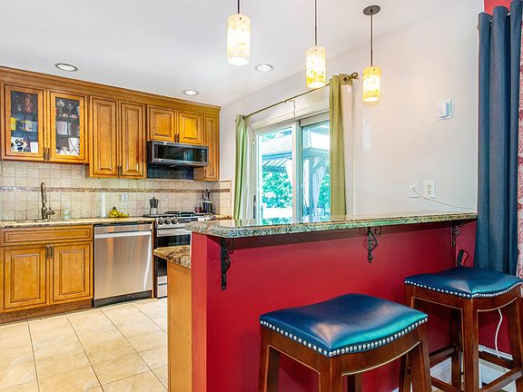 5th image of 7 Country Ln
