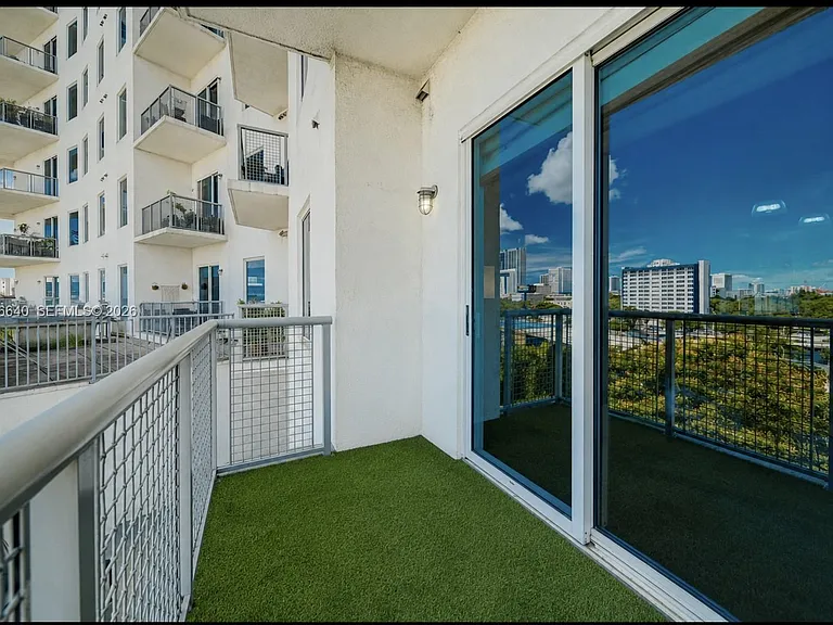 10 SW South River Dr #708 — Photo 2