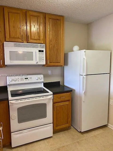 3 bed, 923 sqft, $2,300 — Photo 3