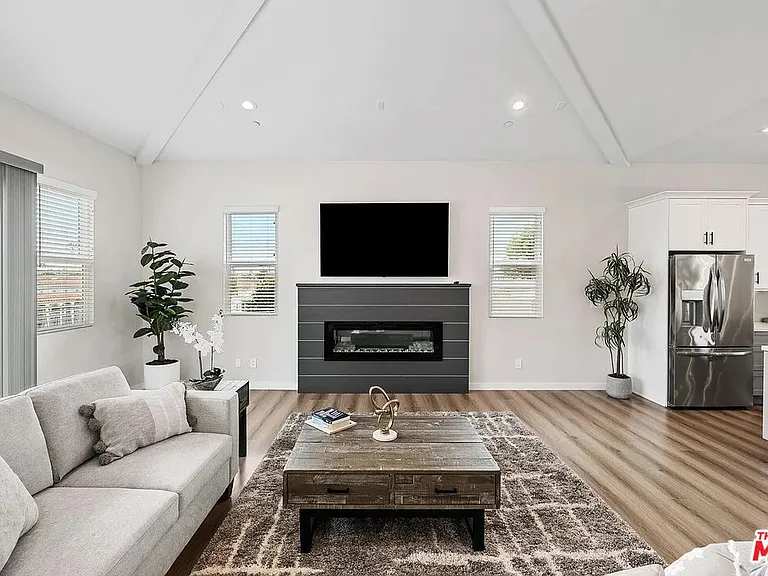2423 Curtis Ave — Photo 3