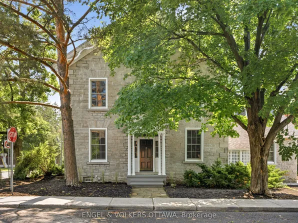 71 Thomas St, Ottawa, ON K1M 1M7