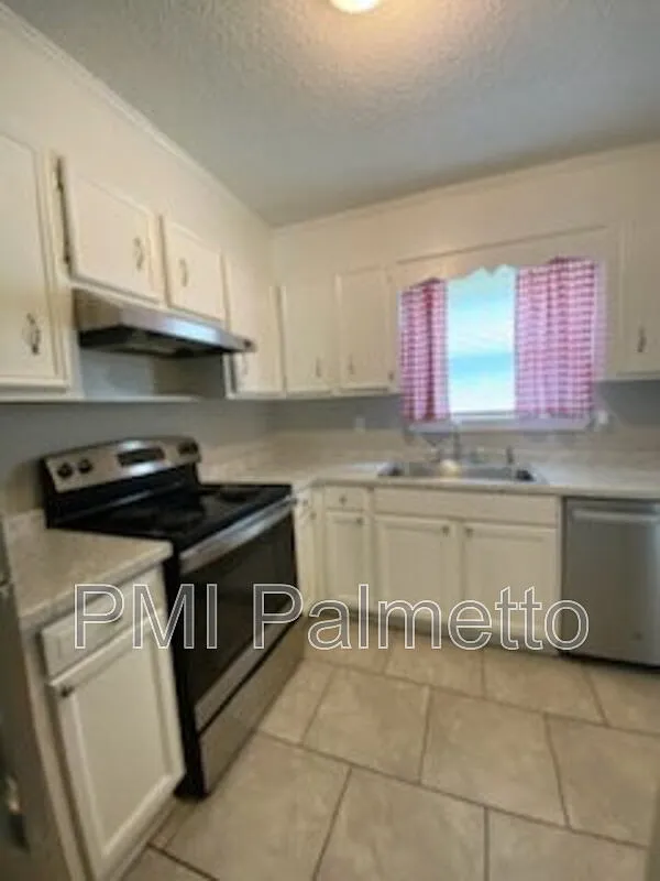 2 bed, 1.5 bath, 1025 sqft, $1,300 — Photo 4