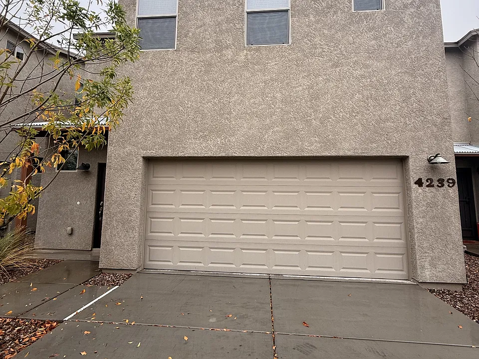 4239 E Columbus Park Pl