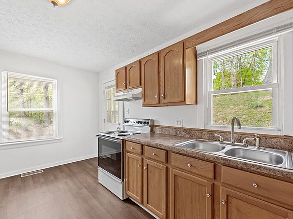 4th image of 1901 Bernhurst Dr